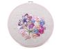 Vyšívací sada s předtištěným motivem 380731/4, růžové a fialové květy s motýlem (rámeček, předtisk, jehly a příze), průměr 26,5cm