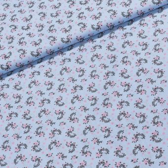 Bavlněné plátno 303000 růžový kvítek s lístky na světle modré, š.140cm (látka v metráži)