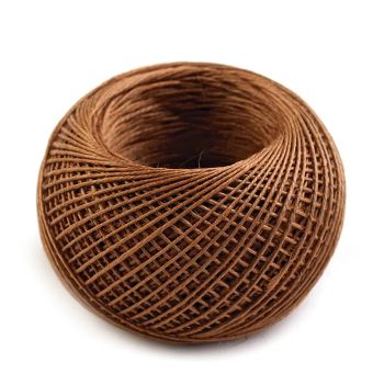 Univerzální šicí nit kovářská 240142/7958 lněná, hnědá přírodní, návin 50m, plastové pouzdro 