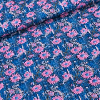 Viskózový úplet 6-14524, vzor modré roztrhané rifloviny s růžovými květy, š.140cm (látka v metráži)
