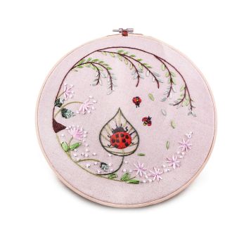 Vyšívací sada s předtištěným motivem 380731/5, květinový vzor s beruškou (rámeček, předtisk, jehly a příze), průměr 26,5cm