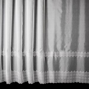 Voálová záclona 8634-2B vyšívané kosočtverce v pruzích, s bordurou, bílá (více výšek, v metráži)
