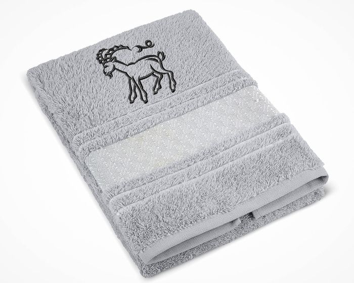 Froté ručník S VÝŠIVKOU ZNAMENÍ ZVĚROKRUH KOZOROH, šedý, 50x100cm