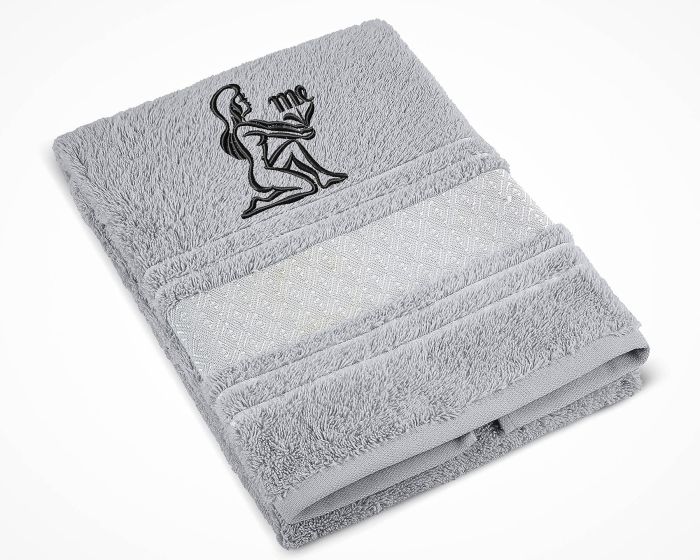 Froté ručník S VÝŠIVKOU ZNAMENÍ ZVĚROKRUH PANNA, šedý, 50x100cm