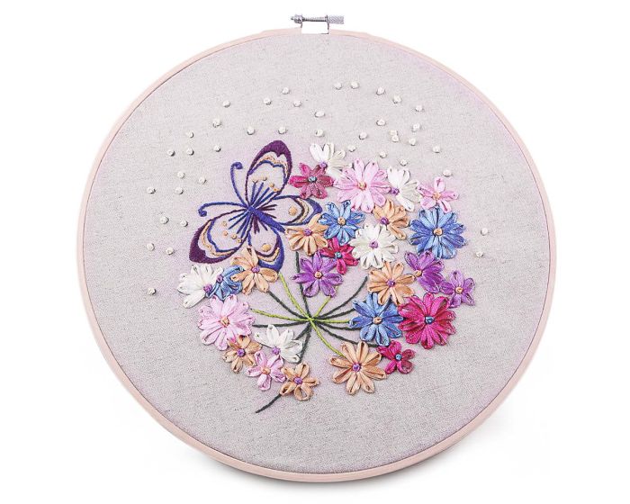 Vyšívací sada s předtištěným motivem 380731/4, růžové a fialové květy s motýlem (rámeček, předtisk, jehly a příze), průměr 26,5cm