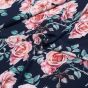 Šatovka polyesterová 2703/01, růže na tmavě modré, š.140cm (látka v metráži)