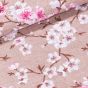Směsové plátno LONETA, višňové růžové květy na béžové, š.140cm (látka v metráži)