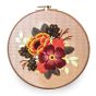 Vyšívací dárková sada s předtištěným motivem 380637/5, barevná kytice na režné (předtisk, jehly a příze), 15x22cm