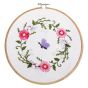 Vyšívací sada s předtištěným motivem 380732/4, květiny s motýlkem (rámeček, předtisk, jehly a příze), průměr 20,2cm