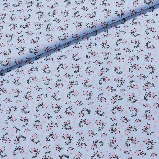 Bavlněné plátno 303000 růžový kvítek s lístky na světle modré, š.140cm (látka v metráži)
