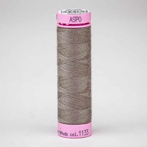 Univerzální šicí nit Amann ASPO 120 polyesterová, šedo-béžová 1133, návin 100m 