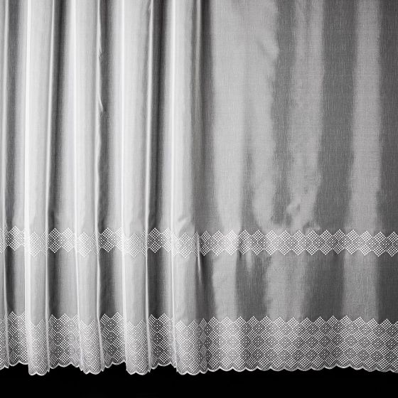 Voálová záclona 8634-2B vyšívané kosočtverce v pruzích, s bordurou, bílá (více výšek, v metráži)