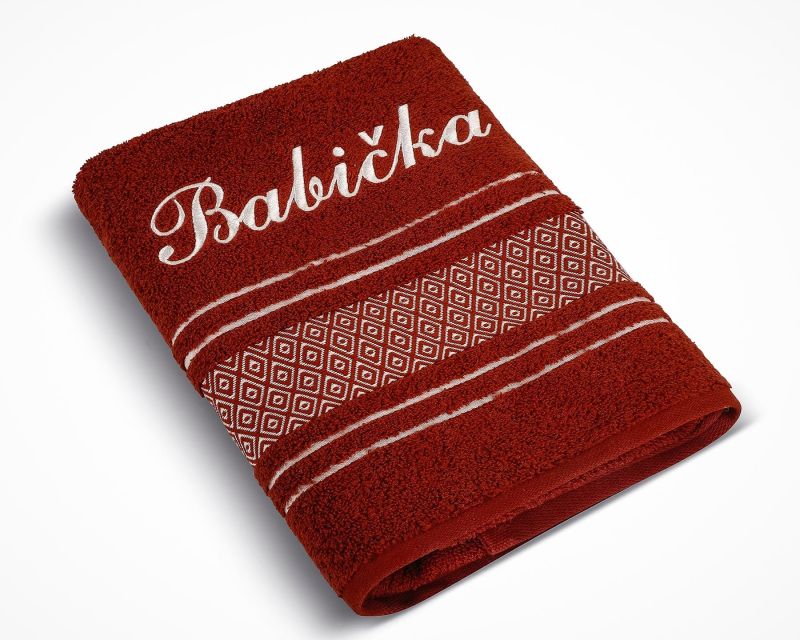 Froté ručník S VÝŠIVKOU BABIČKA, tmavá terra, 50x100cm