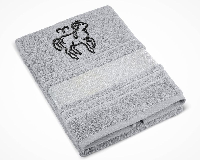 Froté ručník S VÝŠIVKOU ZNAMENÍ ZVĚROKRUH BERAN, šedý, 50x100cm