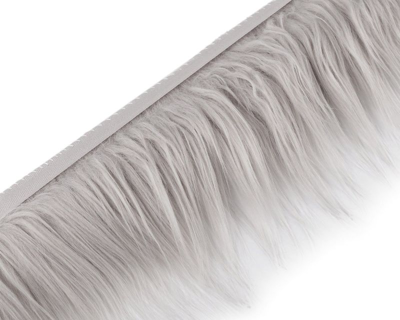 Kožešina / vousy dekorační 870867/3 šedá světlá, délka chlupů 10cm, šíře 13cm ( v metráži)