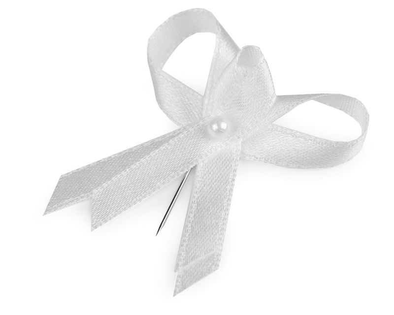 Svatební mašlička – vývazek bílý satén s perličkou a špendlíkem, šířka 35mm (ruční výroba)
