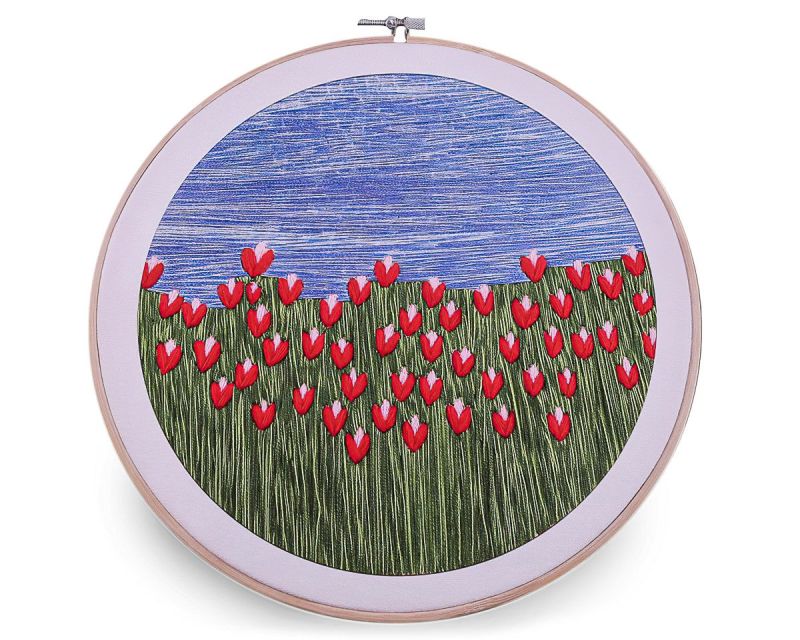 Vyšívací sada s předtištěným motivem 380731/1, vlčí máky na louce (rámeček, předtisk, jehly a příze), průměr 26,5cm