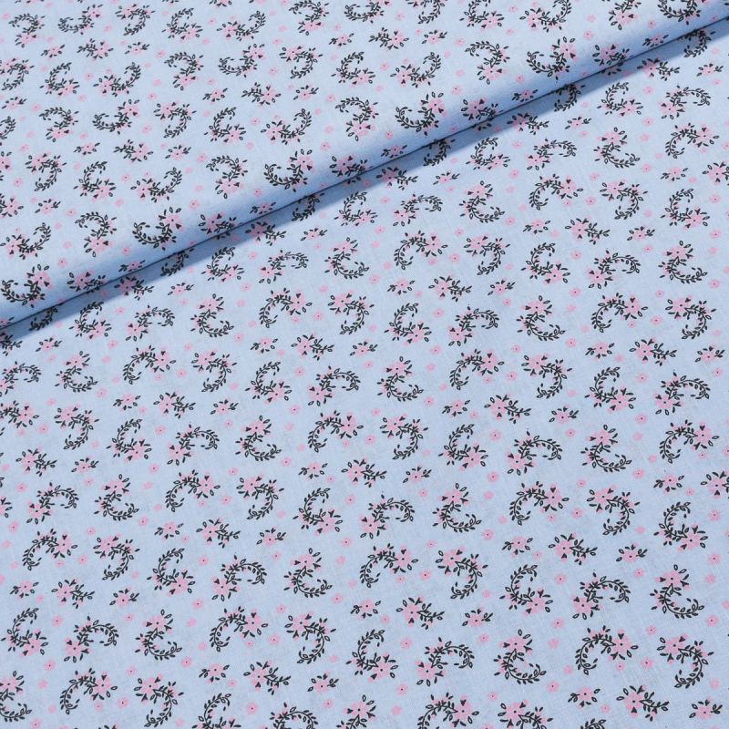 Bavlněné plátno 303000 růžový kvítek s lístky na světle modré, š.140cm (látka v metráži)