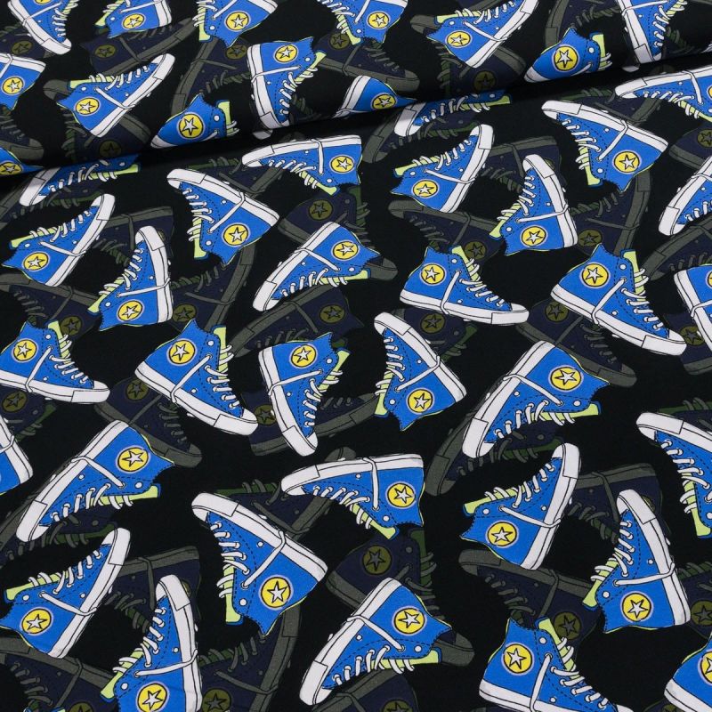 Bavlněné plátno dětské EU045/01 DIGITÁLNÍ TISK modré tenisky na černé, š.160cm (látka v metráži)