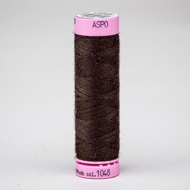 Univerzální šicí nit Amann ASPO 120 polyesterová, tmavě hnědá 1048, návin 100m 