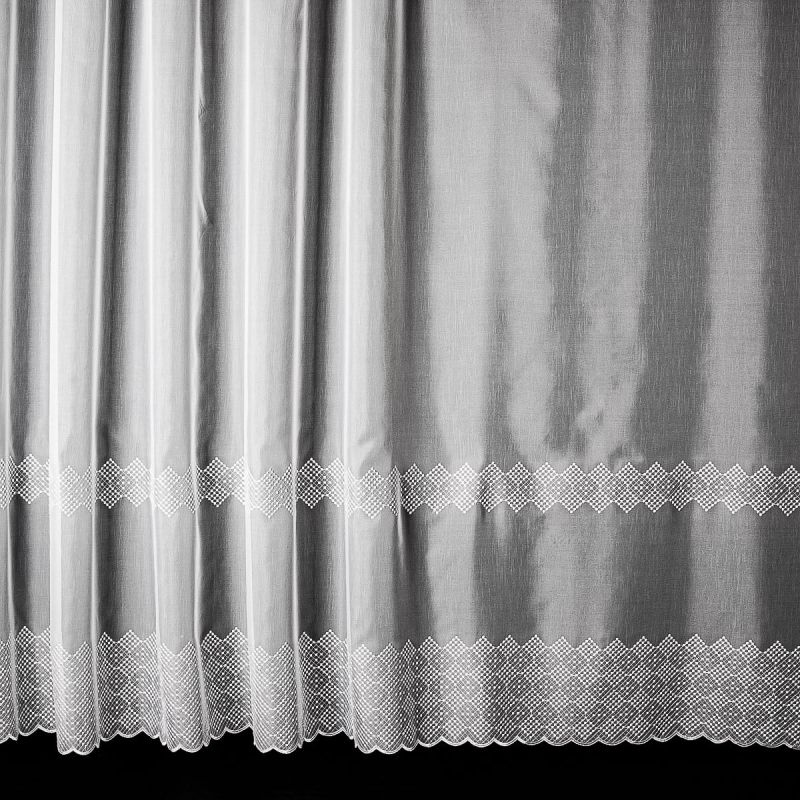 Voálová záclona 8634-2B vyšívané kosočtverce v pruzích, s bordurou, bílá (více výšek, v metráži)