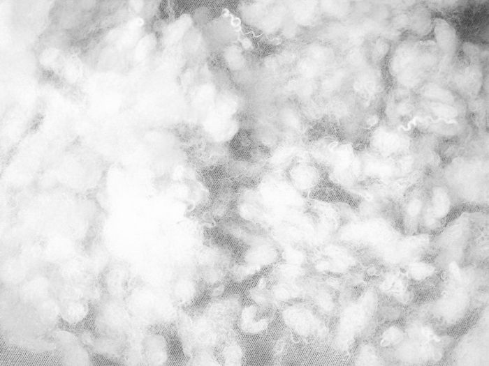 VELKOOBCHODNÍ BALENÍ - Výplňové polyesterové kuličky z dutého vlákna, náplň do polštářů (cena za 1 Kg; odběr po celých baleních 11 Kg)